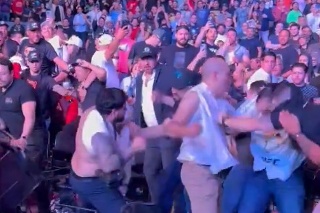 Se arma batalla campal entre fans durante función de UFC en México (VIDEOS)