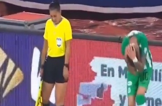 Ex jugador de la Liga MX es agredido con una navaja en pleno juego (VIDEO)