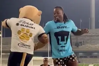 Imagen Jugador de la NFL asiste a partido de Pumas y baila 'El ratón vaquero' (VIDEO) 