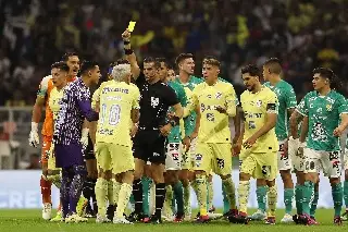 Imagen De ser suspendido por golpear a un jugador, a pitar la final de la Liga MX