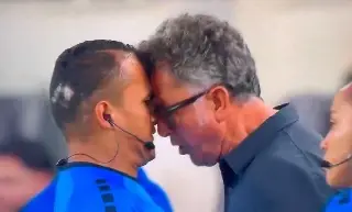 Imagen ¡SE VOLVIÓ LOCO! Juan Carlos Osorio se encara con los árbitros en la Leagues Cup (VIDEO)