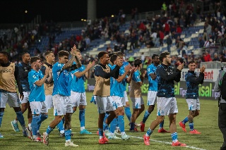 Napoli le pasa por encima al Cagliari