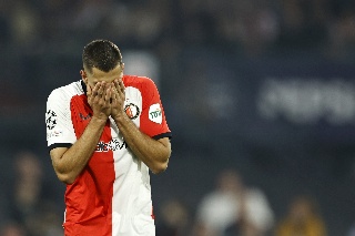 Santi Giménez y el Feyenoord son humillados en la Champions League