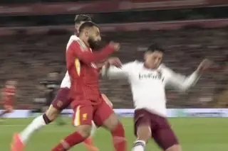 Imagen ¡Terrible! Edson Álvarez casi rompe a Mohamed Salah (VIDEO)