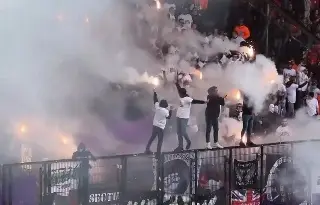 Imagen Hinchas cumplen promesa y suspenden partido con bengalas (VIDEO)