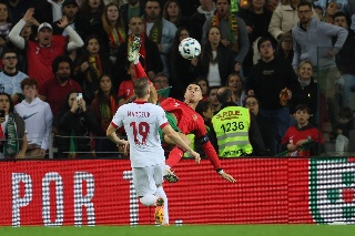 Increíble GOLAZO acrobático de Cristiano Ronaldo a Polonia (VIDEO)