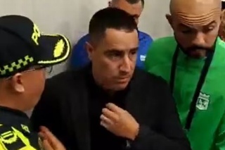 ¡Increíble! Mexicano Efraín Juárez es detenido por la policía en plena conferencia (VIDEO)