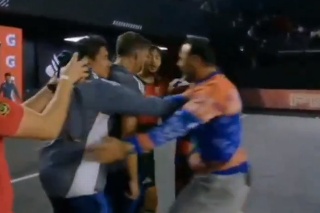 Ex Tiburón agrede al técnico rival en pleno juego de la Kings League (VIDEO)