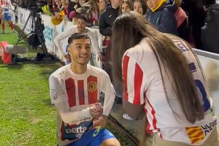 Le pide matrimonio a su novia tras ser goleados por el Barcelona (VIDEO)