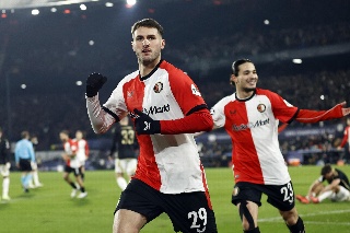 Santi Giménez anota doblete en triunfo del Feyenoord en la Copa