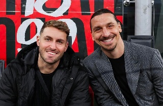 Santiago Giménez ya está en San Siro para el AC Milan vs Inter