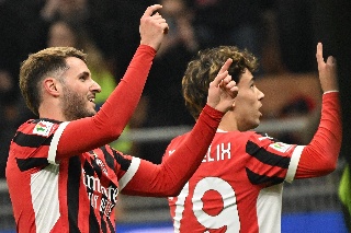 Asistencia de Santiago Giménez en su debut y AC Milan va a Semifinales de Copa