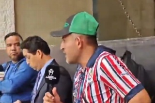 Fan de Chivas irrumpe conferencia de prensa y pide renuncia de todos (VIDEO)