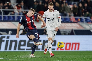 Santi Giménez brinda asistencia a gol pero el AC Milan pierde (VIDEO)