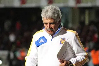 Imagen ¡Increíble! 'Tuca' Ferretti alza la mano para dirigir a Rayados