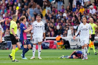 Ancelotti exhibe a los defensas tras perder con Barcelona
