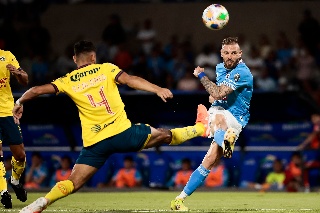 Cruz Azul con un expulsado vence al América y se pone en ventaja en la semifinal