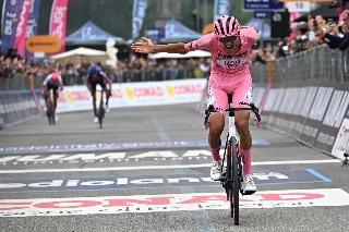 ¡IMPONENTE! Isaac del Toro defiende liderato y se acerca al título del Giro de Italia