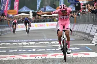 Imagen ¡IMPONENTE! Isaac del Toro defiende liderato y se acerca al título del Giro de Italia