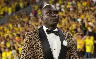 Imagen ¡INCREÍBLE! Multan a Segundo Castillo por su elegante vestimenta 