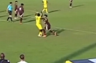 Stephano Carrillo pierde la cabeza y da puñetazo a rival en juego de Selección (VIDEO)