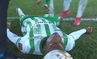 Imagen Jugador de la selección colombiana se desploma en pleno partido (VIDEO)