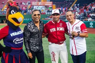 Imagen Alberto Barros y Los Van Van lanzan primera bola en juego de El Águila de Veracruz previo al Salsa Fest