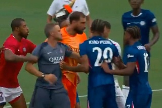 Luis Enrique enfurece y agrede a jugador del Chelsea tras perder la final (VIDEO)