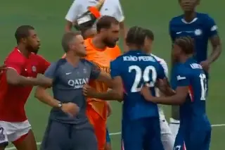 Imagen Luis Enrique enfurece y agrede a jugador del Chelsea tras perder la final (VIDEO)