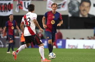 Las leyendas del Barcelona caen ante River Plate en Argentina 