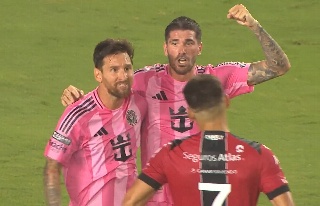 Messi se burla y le festeja gol en la cara a jugador del Atlas (VIDEO)
