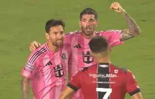 Imagen Messi se burla y le festeja gol en la cara a jugador del Atlas (VIDEO)