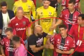 Guardaespaldas de Messi empuja a jugador del Atlas (VIDEO)