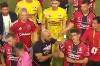 Imagen Guardaespaldas de Messi empuja a jugador del Atlas (VIDEO)