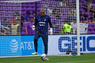 Keylor Navas, con autogol, expulsado y los Pumas ganan