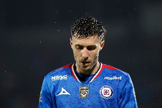 Cruz Azul sufre para ganarle a un San Luis que terminó con diez jugadores 