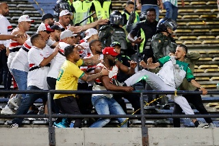 ¡En pleno estadio!  Tremenda bronca entre fans del Atlético Nacional y Sao Paulo (VIDEO)