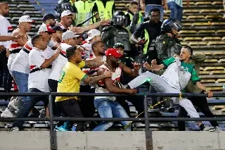 Imagen ¡En pleno estadio!  Tremenda bronca entre fans del Atlético Nacional y Sao Paulo (VIDEO)