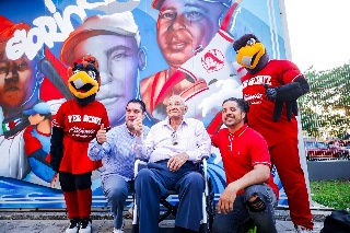 A sus 104 años, 'Charrascas' Ramírez devela histórico mural de El Águila de Veracruz 