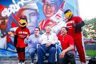 Imagen A sus 104 años, 'Charrascas' Ramírez devela histórico mural de El Águila de Veracruz 