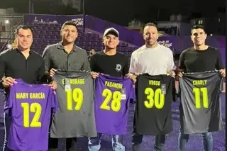 Imagen El desfile de Ex Tiburones en la presentación del Racing de Veracruz