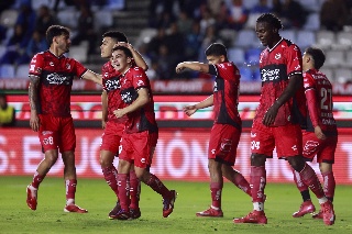 Xolos, con todo y un jugador menos se impone al líder Pachuca