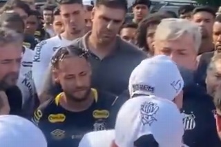 Hinchas interrumpen entrenamiento para encarar a Neymar y a jugadores de Santos (VIDEO)