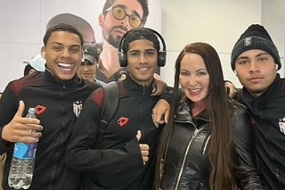 Jugadores brasileños se toman foto con actriz p0rn0 y los expulsan del club