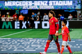 Burgos CF le tira a Guillermo Ochoa por no concretar fichaje