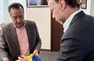 ¡Impresionanti' Zague le firma playera a Cuitláhuac García y las redes 'explotan'