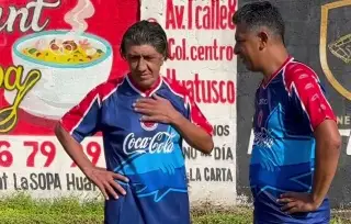 Imagen Jorge Comas reaparece jugando con la playera de los Tiburones Rojos (FOTO)
