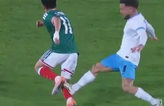 Imagen ¡No lo lesionen! Terrible entrada sobre Gilberto Mora en partido contra Uruguay (VIDEO)