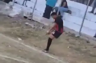 Imagen ¡Se calentaron los ánimos! Futbolista de Atlante saca un arma de fuego en pleno juego (VIDEO)