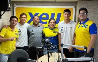 Imagen Futbolistas del Santos de Brasil visitan la cabina de XEU ¿Qué hacen en Veracruz?